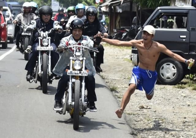 Sosok Pemuda Telanjang Dada yang Kejar Jokowi saat Touring
