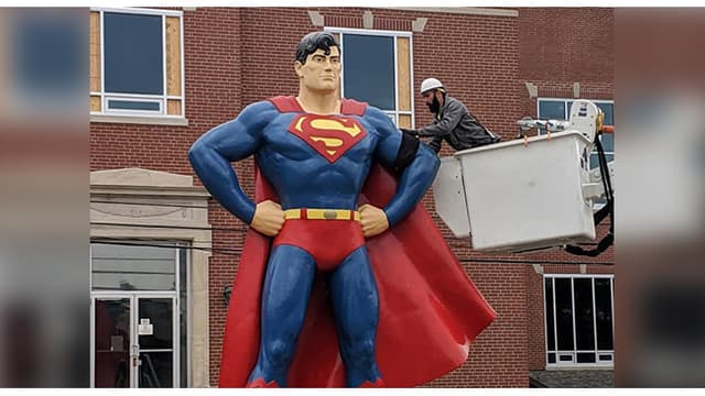 Superman Beri Penghormatan Terakhir untuk Stan Lee