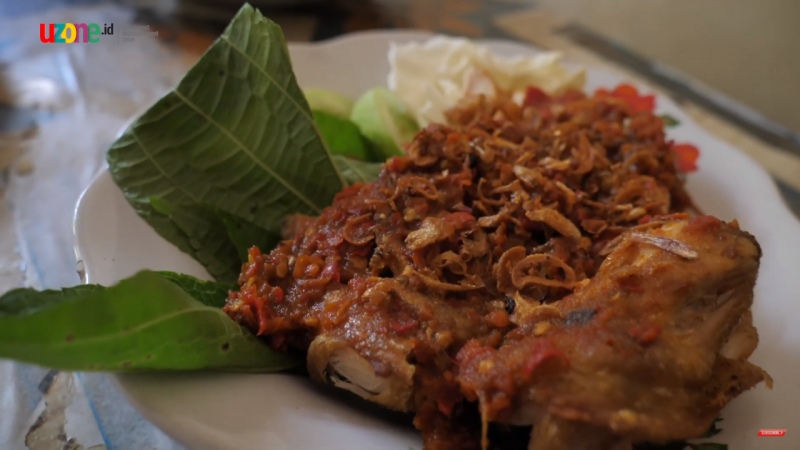 <i>Gak</i> Cuma Kafe, Kemang Punya Ayam Penyet Maknyus di Pinggir Jalan