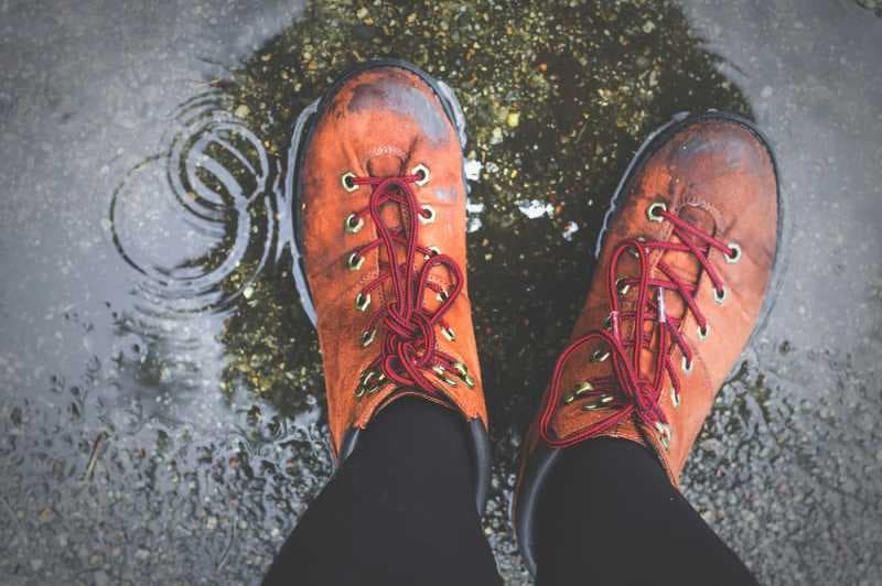 Kiat Merawat Sepatu Saat Musim Hujan