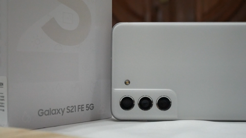 VIDEO: Unboxing Samsung Galaxy S21 FE