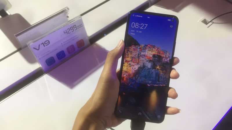 VIDEO: Hands-On Vivo 19, Punch-Hole Terkecil di Dunia?