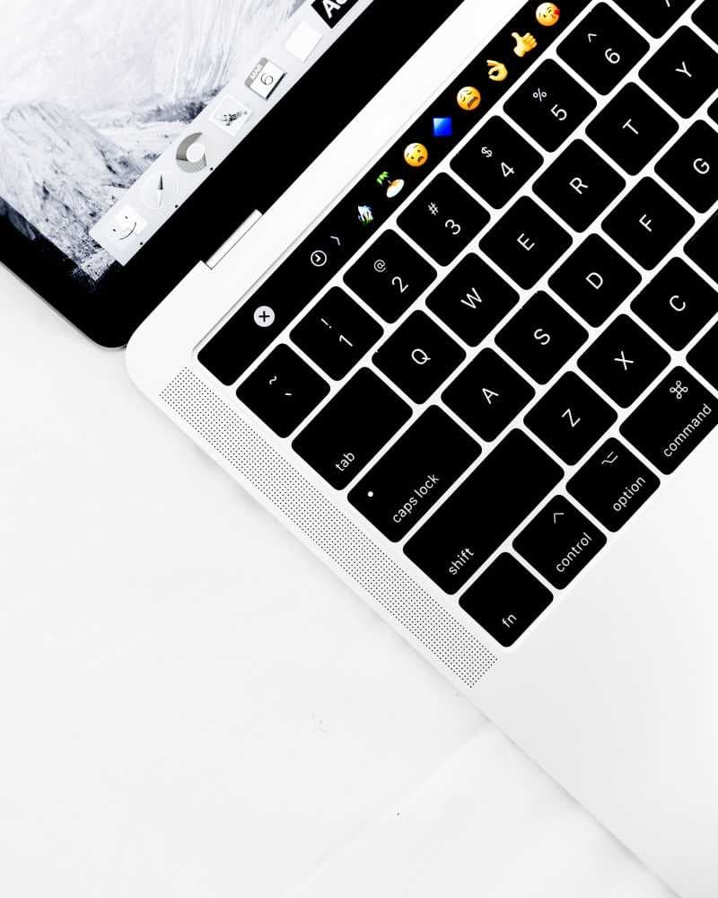 Apple Bakal Singkirkan Touch Bar dan Hadirkan Magsafe Lagi untuk MacBook Pro?