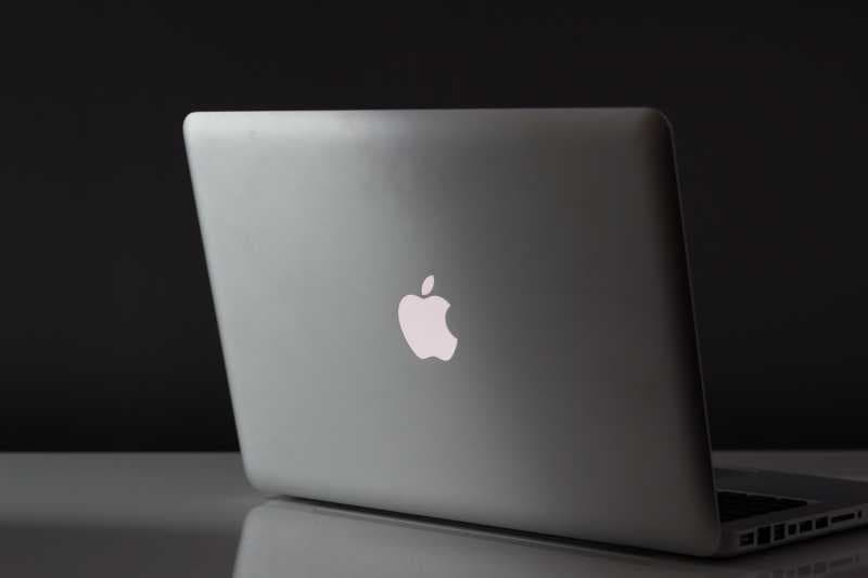 iPhone Lipat Ditunda, Apple Malah Bikin MacBook Lipat?