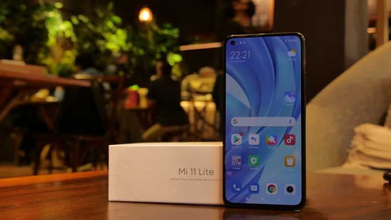 VIDEO: Unboxing Xiaomi Mi 11 Lite, Cuma Menang Murah?
