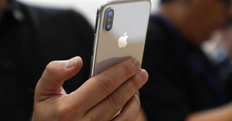 Ketahuan Pakai iPhone X, Brand Ambassador Samsung Ini Dituntut Rp24,3 M