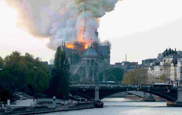 Kebakaran Katedral Notre Dame, Wisatawan Berhasil Selamatkan Diri