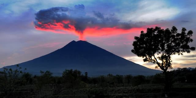 5 Fakta Gunung Agung, Mulai dari Gunung Tertinggi di Bali Sampai Tempat Persemayaman Para Dewa