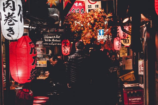 Orang Jepang <i>Tuh</i> Kesal Lihat Turis Makan Sambil Jalan