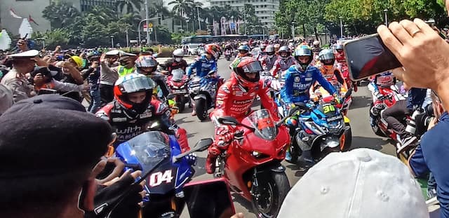 Parade MotoGP Mandalika: Semua Pakai Moge, Rins dan Mir Naik Gixxer 250