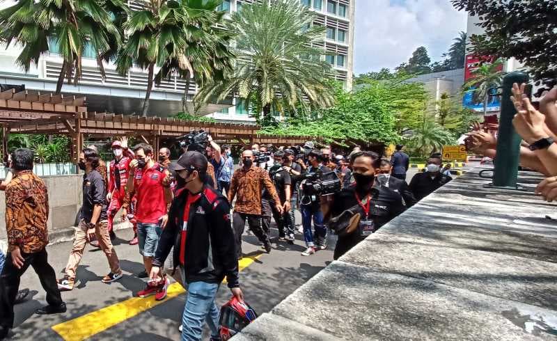 Parade MotoGP Mandalika: Aksi Pecco Samperin Fans di Luar Pagar Hotel