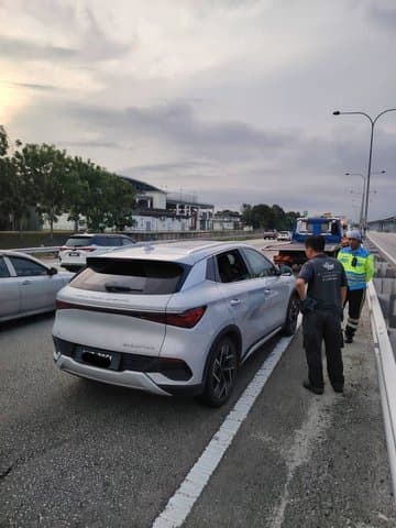BYD Atto 3 Mendadak Rem Sendiri di Tol, Nyaris Bikin Celaka BYD Atto 3 Mendadak Rem Sendiri di Tol, Nyaris Bikin Celaka