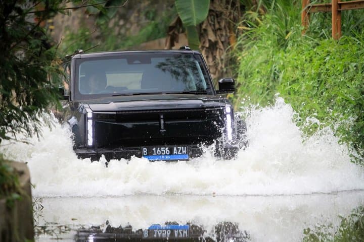 Musim Hujan, Mobil Listrik Ternyata Lebih Tahan Banjir! Musim Hujan, Mobil Listrik Ternyata Lebih Tahan Banjir!