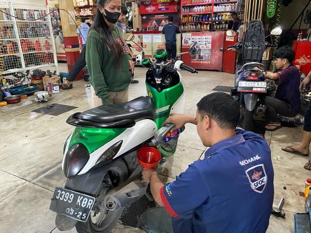 Federal Oil Sediakan Ganti Oli Gratis Motor Korban Banjir Bekasi Federal Oil Sediakan Ganti Oli Gratis Motor Korban Banjir Bekasi