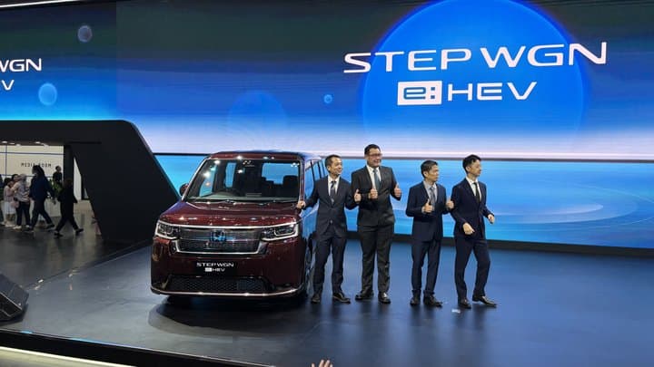 Honda Step WGN e:HEV meluncur di GIIAS 2025, Harga Rp600 Jutaan! Honda Step WGN e:HEV meluncur di GIIAS 2025, Harga Rp600 Jutaan!