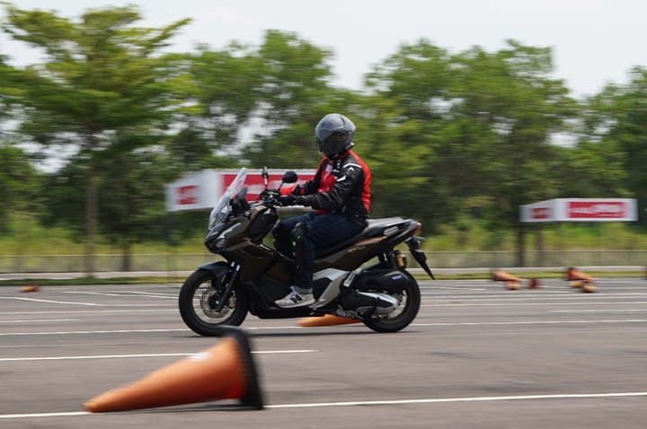 Test Drive Honda ADV160 RoadSync: Impresi Mirip, Apa yang Beda? Test Drive Honda ADV160 RoadSync: Impresi Mirip, Apa yang Beda?