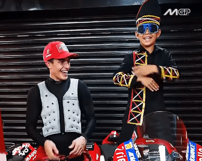 Momen Marc Marquez Diajarin Joget Pacu Jalur di MotoGP Mandalika 2025 Momen Marc Marquez Diajarin Joget Pacu Jalur di MotoGP Mandalika 2025