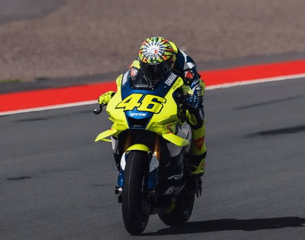 Valentino Rossi Gaspol Yamaha YZF-R1 GYTR di Sirkuit Mandalika Valentino Rossi Gaspol Yamaha YZF-R1 GYTR di Sirkuit Mandalika