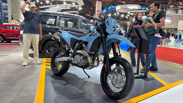 Suzuki Pamer DR-Z4SM di IIMS 2026, Gaya Supermoto Mesin 400 cc! Suzuki Pamer DR-Z4SM di IIMS 2026, Gaya Supermoto Mesin 400 cc!