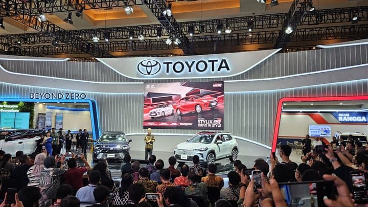 Dua Mobil Hybrid Toyota Meluncur di IIMS 2025: Corolla Cross dan Camry Dua Mobil Hybrid Toyota Meluncur di IIMS 2025: Corolla Cross dan Camry