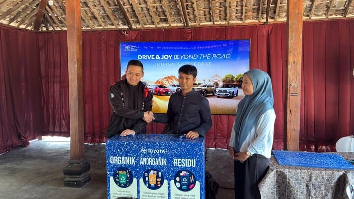 Toyota Sumbang Bak Sampah dari Plastik Daur Ulang ke Desa Bugisan Toyota Sumbang Bak Sampah dari Plastik Daur Ulang ke Desa Bugisan