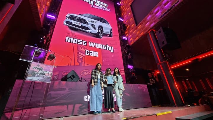Toyota Yaris Cross HEV Raih Most Worthy Car di UCA 2024 Toyota Yaris Cross HEV Raih Most Worthy Car di UCA 2024