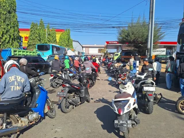 Krisis BBM di Makassar: Harga Eceran Tembus Rp35 Ribu Per Liter Krisis BBM di Makassar: Harga Eceran Tembus Rp35 Ribu Per Liter