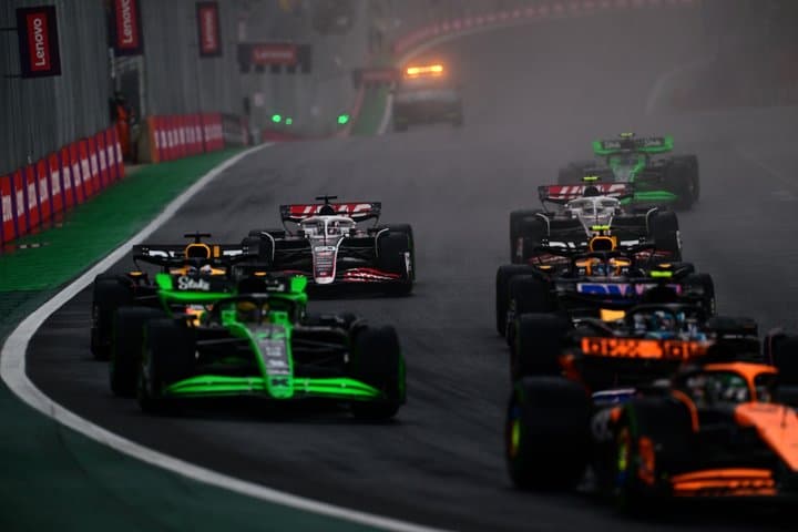 Cara Lenovo Mendukung F1 untuk Menghibur 750 Juta Penggemar Balapan Cara Lenovo Mendukung F1 untuk Menghibur 750 Juta Penggemar Balapan