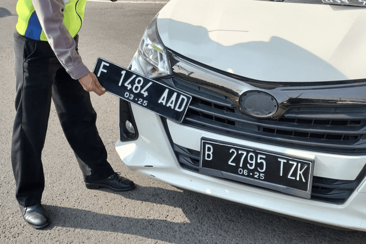 Pakai Pelat Palsu buat Hindari ETLE Bisa Dipenjara 6 Tahun, Masih Berani? Pakai Pelat Palsu buat Hindari ETLE Bisa Dipenjara 6 Tahun, Masih Berani?