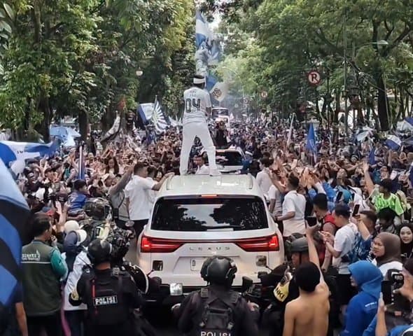 Dedi Mulyadi Injak-injak Mobil Rp3 Miliar Saat Konvoi Persib Dedi Mulyadi Injak-injak Mobil Rp3 Miliar Saat Konvoi Persib
