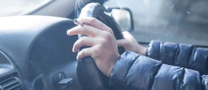 Pengendara Merokok di Jalan Terancam Dicabut SIM-nya Pengendara Merokok di Jalan Terancam Dicabut SIM-nya