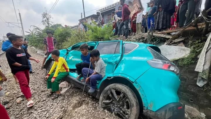Belajar dari Tragedi KRL Bekasi: Perlintasan Sebidang Harus Ditiadakan Belajar dari Tragedi KRL Bekasi: Perlintasan Sebidang Harus Ditiadakan