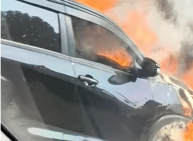 Innova Zenix Terbakar di Pintu Keluar Tol PIK, Gara-gara Korslet? Innova Zenix Terbakar di Pintu Keluar Tol PIK, Gara-gara Korslet?