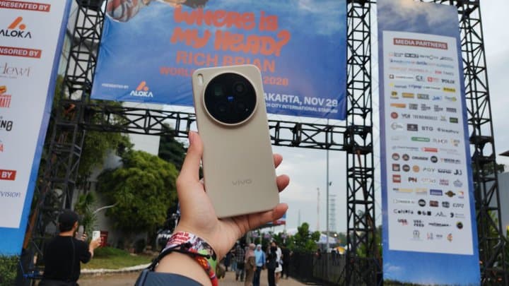 Potret Aksi Rich Brian di Atas Panggung Lewat Lensa Vivo X300 Pro Potret Aksi Rich Brian di Atas Panggung Lewat Lensa Vivo X300 Pro