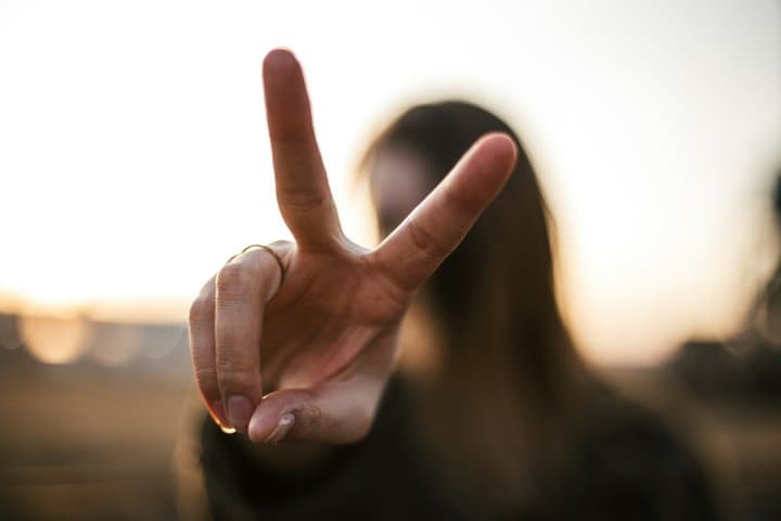 Foto Pose Dua Jari 'Peace' Bahaya, Sidik Jari Bisa Dicuri dari Jauh? Foto Pose Dua Jari 'Peace' Bahaya, Sidik Jari Bisa Dicuri dari Jauh?