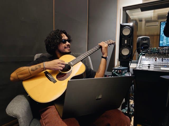 Tiru Cara Petra Sihombing Bikin Musik Keren Cuma Modal Gadget
Tiru Cara Petra Sihombing Bikin Musik Keren Cuma Modal Gadget