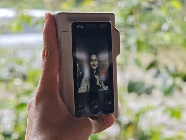 Wefie Pakai Instax Jadi Gampang, Mini LiPlay+ Punya Kamera Selfie Wefie Pakai Instax Jadi Gampang, Mini LiPlay+ Punya Kamera Selfie