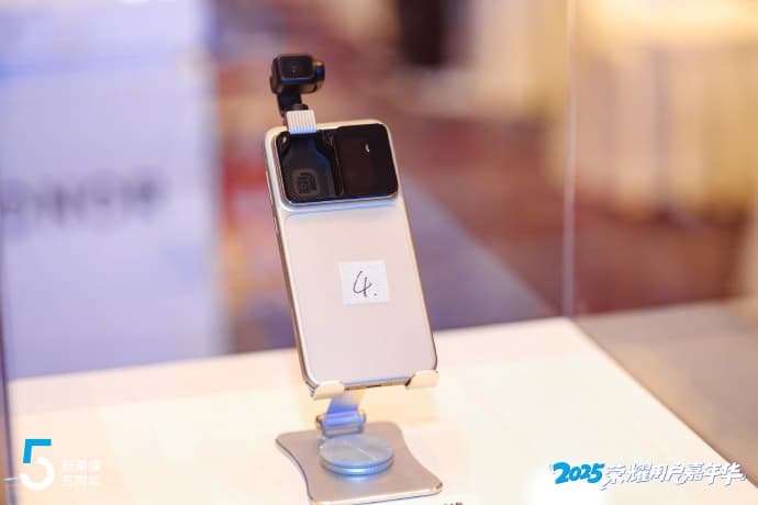 Wujud Honor Robot Phone yang Kameranya Mirip Kepala Robot! Wujud Honor Robot Phone yang Kameranya Mirip Kepala Robot!