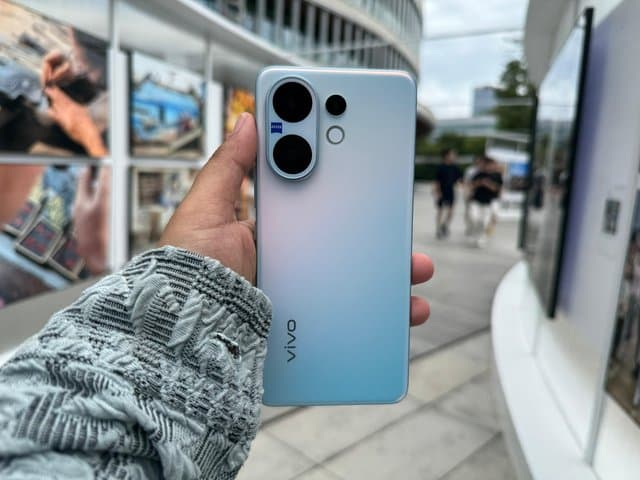 Hands-On Vivo V60: Punya Kamera Telefoto Pertama di V Series Hands-On Vivo V60: Punya Kamera Telefoto Pertama di V Series 