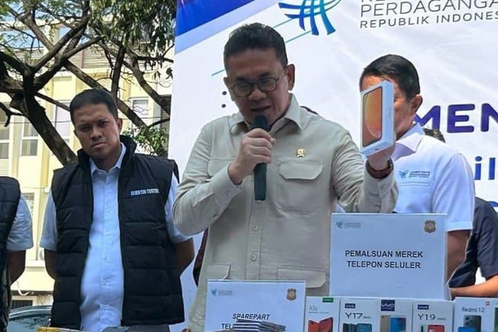Pabrik iPhone & Redmi Palsu di Jakbar Digerebek, Ribuan Unit Disita Pabrik iPhone & Redmi Palsu di Jakbar Digerebek, Ribuan Unit Disita