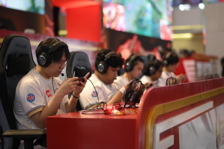 Kalau Bocil Dilarang Ngegame, Nasib eSports Kita Gimana Dong, Komdigi? Kalau Bocil Dilarang Ngegame, Nasib eSports Kita Gimana Dong, Komdigi?