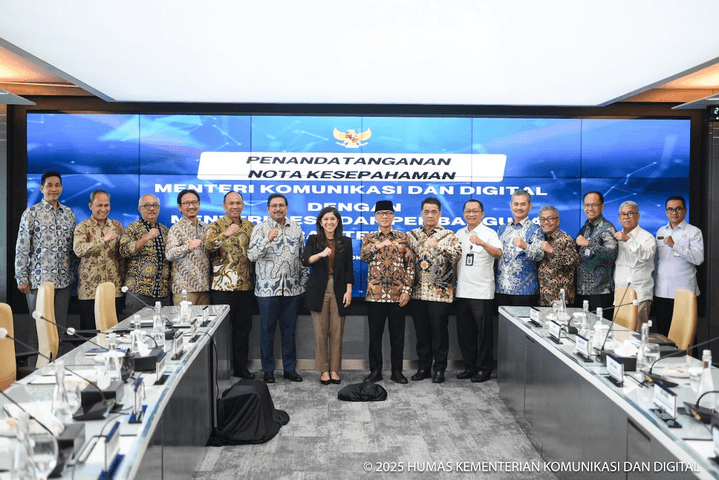 60 Juta Warga Masih Offline, Komdigi Kebut Pembangunan Internet Desa 60 Juta Warga Masih Offline, Komdigi Kebut Pembangunan Internet Desa