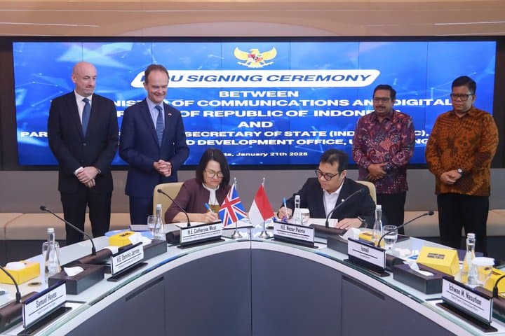 Komdigi Ajak Inggris Ikut Investasi untuk Bangun Satelit Satria-2 Komdigi Ajak Inggris Ikut Investasi untuk Bangun Satelit Satria-2