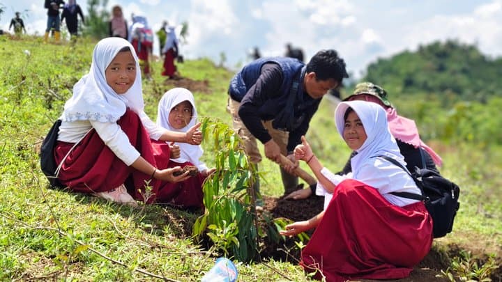 Langkah Telkom Selamatkan Alam: Konservasi Satwa hingga Mangrove Langkah Telkom Selamatkan Alam: Konservasi Satwa hingga Mangrove
