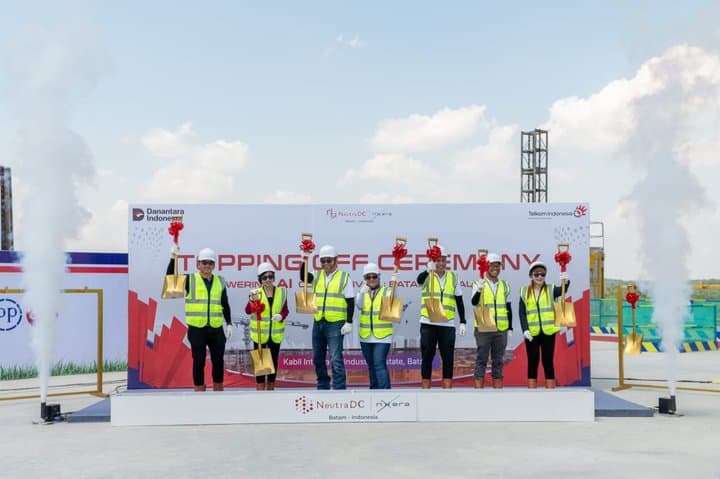 NeutraDC Nxera Batam Gelar Topping Off Sebagai Simbol Kekuatan Digital NeutraDC Nxera Batam Gelar Topping Off Sebagai Simbol Kekuatan Digital