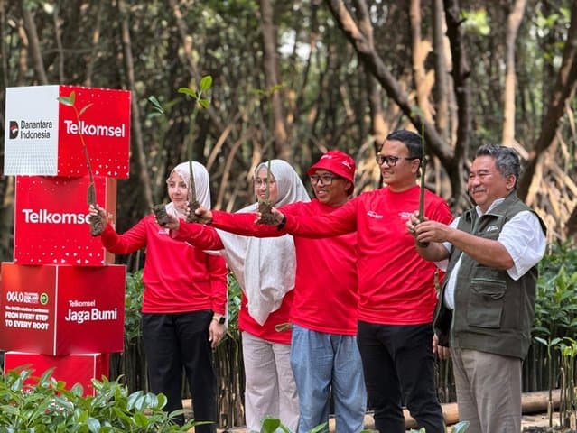 Keseruan Tanam 1.000 Mangrove di Angke: Relawan Terjun Langsung Keseruan Tanam 1.000 Mangrove di Angke: Relawan Terjun Langsung