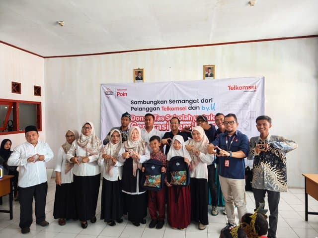 Telkomsel Bagikan Ribuan Tas ke Anak SD, Hasil Donasi 66 Ribu Pelanggan Telkomsel Bagikan Ribuan Tas ke Anak SD, Hasil Donasi 66 Ribu Pelanggan