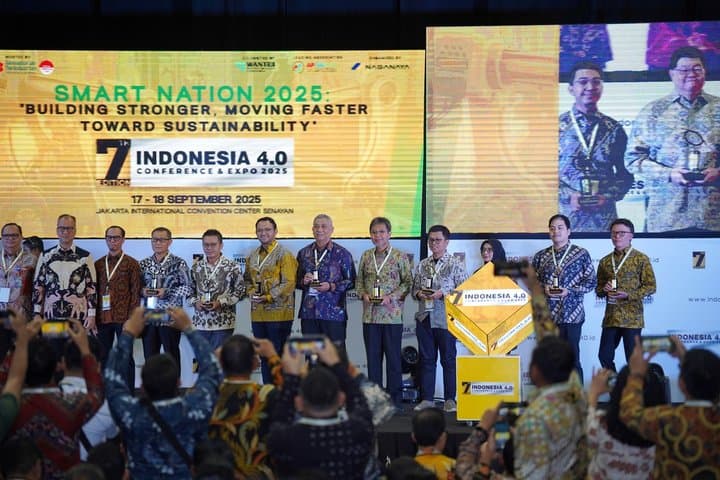 Telkomsel Sabet Penghargaan dari Kemenperin Berkat ‘5G in The Box’
Telkomsel Sabet Penghargaan dari Kemenperin Berkat ‘5G in The Box’