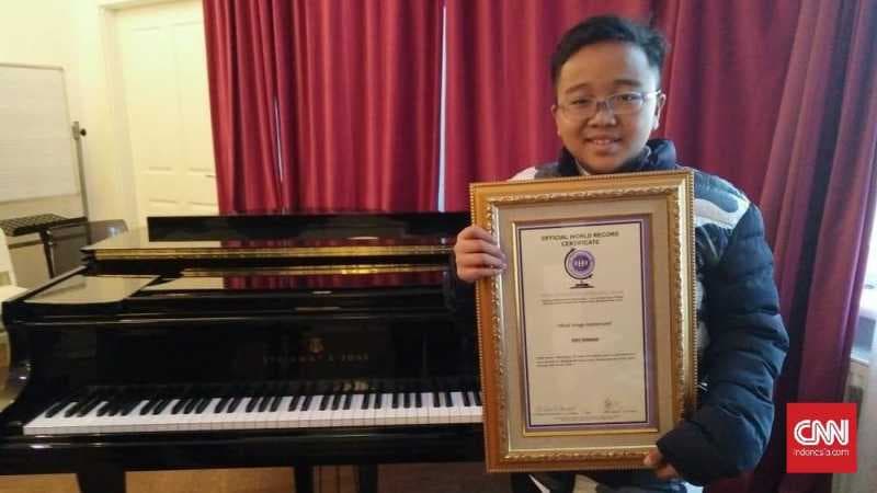 Bocah Asal Kendal Ukir Rekor Dunia Main Piano Mata Tertutup