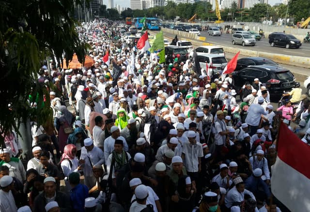  Habib Rizieq Diperiksa, Massa FPI Long March Menuju Polda Metro 